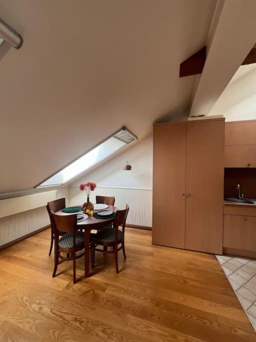 Old Town Apartment With Free Parking Vilnius Exteriör bild